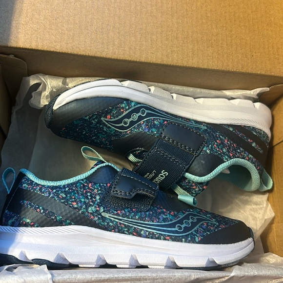 New saucony kids shoes - size 12 - Picture 2 of 2
